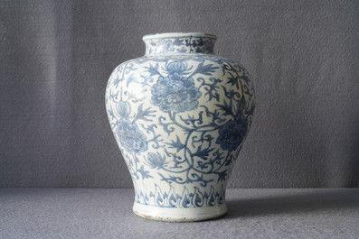 Un vase en porcelaine de Chine en bleu et blanc &agrave; d&eacute;cor de rinceaux de lotus, 19/20&egrave;me