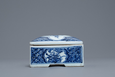 Une bo&icirc;te couverte de forme carr&eacute;e en porcelaine de Chine en bleu et blanc, Qianlong