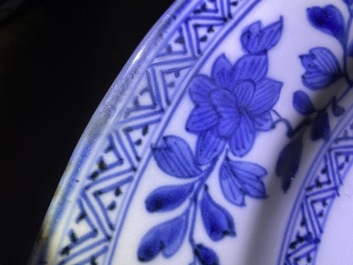 Quatre plats en porcelaine Arita en bleu et blanc, Japon, Edo, 17/18&egrave;me