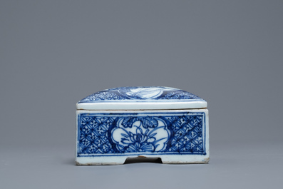 Een vierkante Chinese blauw-witte dekseldoos, Qianlong