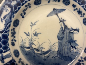 Twee Chinese en Japanse blauw-witte borden naar Cornelis Pronk, 'De parasoldames', 18e eeuw