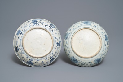 Quatre plats en porcelaine de Chine en bleu et blanc, Hongzhi