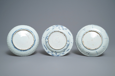 Trois assiettes en porcelaine de Chine en bleu et blanc de type kraak, Wanli
