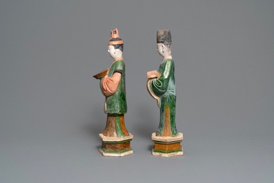 Deux figures de tombeau en terre cuite polychrom&eacute;, Chine, Ming