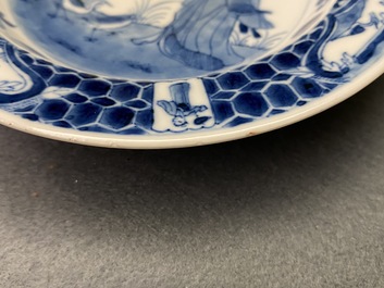 Deux assiettes en porcelaine de Chine en bleu et blanc &agrave; d&eacute;cor 'Dames au Parasol', 18&egrave;me