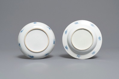 Deux assiettes en porcelaine de Chine en bleu et blanc &agrave; d&eacute;cor 'Dames au Parasol', 18&egrave;me