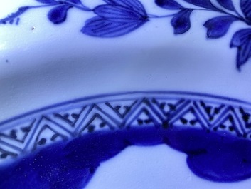 Quatre plats en porcelaine Arita en bleu et blanc, Japon, Edo, 17/18&egrave;me