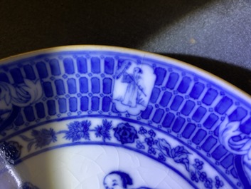 Deux assiettes en porcelaine de Chine en bleu et blanc &agrave; d&eacute;cor 'Dames au Parasol', 18&egrave;me