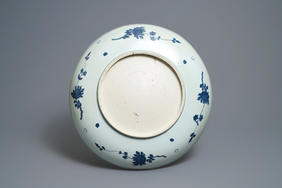 Un tr&egrave;s grand plat en porcelaine de Chine en bleu et blanc &agrave; d&eacute;cor d'un paysage, Jiajing