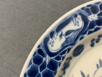 Deux assiettes en porcelaine de Chine en bleu et blanc &agrave; d&eacute;cor 'Dames au Parasol', 18&egrave;me