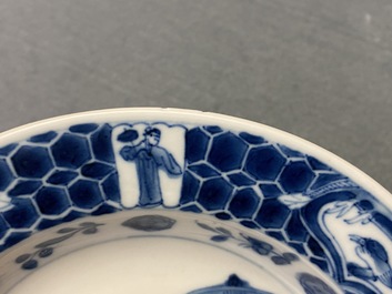 Deux assiettes en porcelaine de Chine en bleu et blanc &agrave; d&eacute;cor 'Dames au Parasol', 18&egrave;me