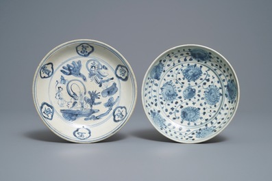 Quatre plats en porcelaine de Chine en bleu et blanc, Hongzhi