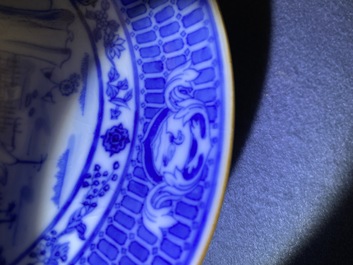 Deux assiettes en porcelaine de Chine en bleu et blanc &agrave; d&eacute;cor 'Dames au Parasol', 18&egrave;me