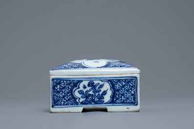 Een vierkante Chinese blauw-witte dekseldoos, Qianlong