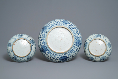 Trois plats en porcelaine de Chine en bleu et blanc &agrave; d&eacute;cor d'un kylin et de rochers, Hongzhi