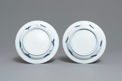 Een paar Chinese blauw-witte 'Scheveningen' of 'Nabeshima' borden, Kangxi
