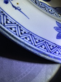 Quatre plats en porcelaine Arita en bleu et blanc, Japon, Edo, 17/18&egrave;me