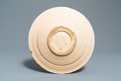 Un plat en fa&iuml;ence en bleu et blanc &agrave; d&eacute;cor all&eacute;gorique de l'ou&iuml;e, Makkum, 1&egrave;re moiti&eacute; du 18&egrave;me