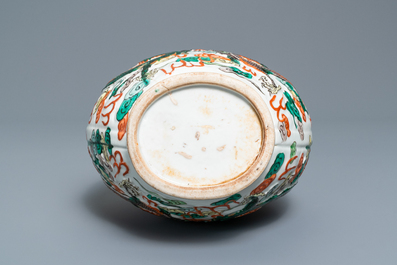 Un vase de forme double gourde en porcelaine de Chine famille verte sur socle en bois, 19/20&egrave;me