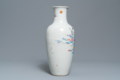 Un vase en porcelaine de Chine famille rose &agrave; d&eacute;cor d'immortels, marque de Qianlong, R&eacute;publique