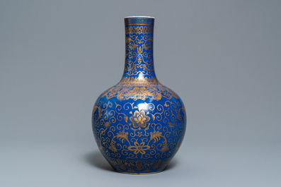 Een Chinese flesvormige poederblauwe vaas met verguld decor van lotusslingers, Kangxi merk, 19/20e eeuw