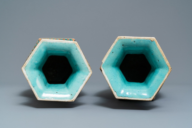 Une paire de vases de forme hexagonale en porcelaine de Chine famille verte, 19&egrave;me
