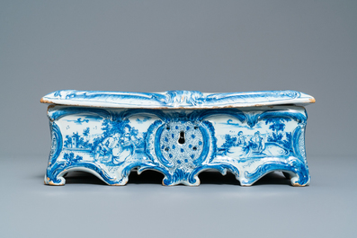 Une rare bo&icirc;te &agrave; bijoux et son couvercle en fa&iuml;ence de Delft en bleu et blanc, 18&egrave;me