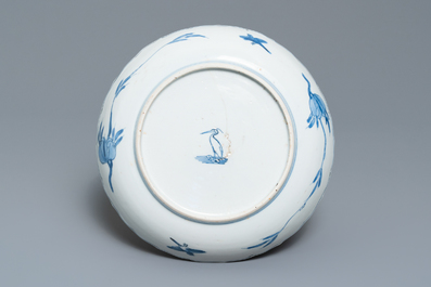 Une assiette en porcelaine de Chine en bleu et blanc de type kraak, marque d'une aigrette, Wanli