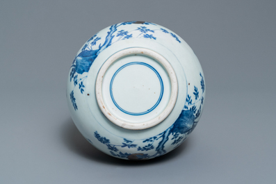 Un vase de forme bouteille en porcelaine de Chine en bleu, blanc et rouge &agrave; d&eacute;cor de p&ecirc;ches et calligraphie, Kangxi