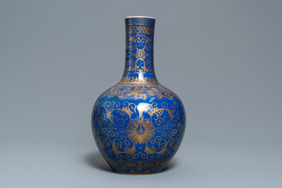 Un vase de forme bouteille en porcelaine de Chine bleu poudr&eacute; et dor&eacute;, marque de Kangxi, 19/20&egrave;me