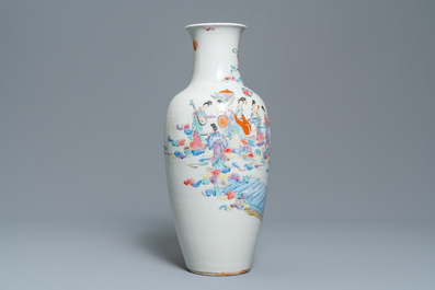 Un vase en porcelaine de Chine famille rose &agrave; d&eacute;cor d'immortels, marque de Qianlong, R&eacute;publique