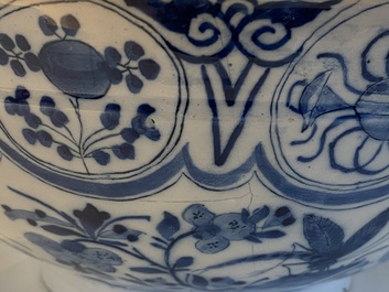 Een grote blauw-witte Delftse twee-orige kom met chinoiserie decor, 18e eeuw