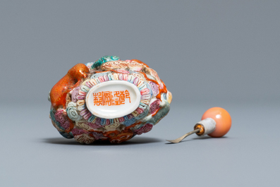 Une tabati&egrave;re en porcelaine de Chine famille rose &agrave; d&eacute;cor en relief, marque de Qianlong, 19&egrave;me