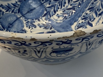 Een grote blauw-witte Delftse twee-orige kom met chinoiserie decor, 18e eeuw