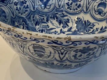 Een grote blauw-witte Delftse twee-orige kom met chinoiserie decor, 18e eeuw