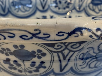 Een grote blauw-witte Delftse twee-orige kom met chinoiserie decor, 18e eeuw