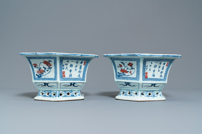 A pair of Chinese blue, white and underglaze red jardini&egrave;res, 18/19th C.