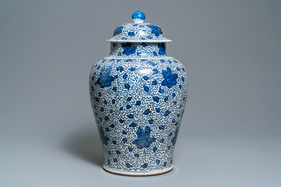 Een grote Chinese blauw-witte dekselvaas met pioenslingers, Kangxi