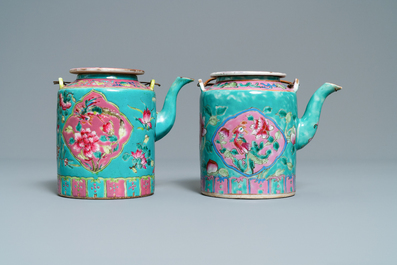 Twee grote Chinese famille rose theepotten voor de Straits of Peranakan markt, 19e eeuw