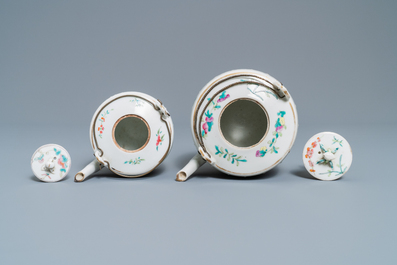 Deux th&eacute;i&egrave;res et quatre bols couverts sur supports en porcelaine de Chine famille rose, 19&egrave;me