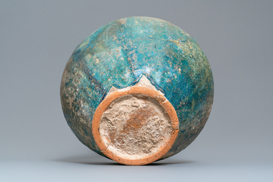 Een grote Perzische turquoise bolle vaas, Kashan of Raqqa, 15/16e eeuw