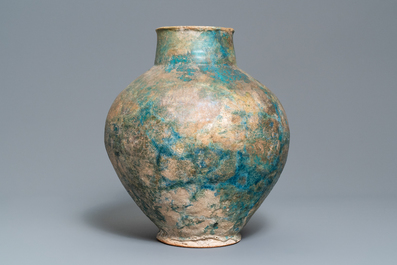 Een grote Perzische turquoise bolle vaas, Kashan of Raqqa, 15/16e eeuw