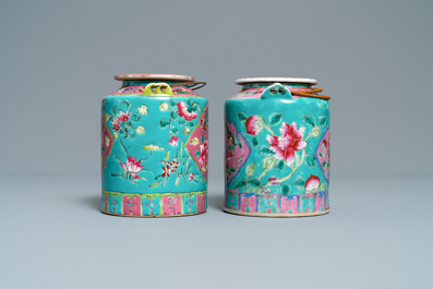 Deux grandes th&eacute;i&egrave;res en porcelaine de Chine famille rose &agrave; fond turquoise pour le march&eacute; Straits ou Peranakan, 19&egrave;me