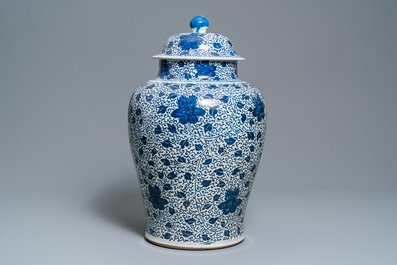 Een grote Chinese blauw-witte dekselvaas met pioenslingers, Kangxi