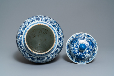 Een grote Chinese blauw-witte dekselvaas met pioenslingers, Kangxi