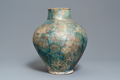 Een grote Perzische turquoise bolle vaas, Kashan of Raqqa, 15/16e eeuw