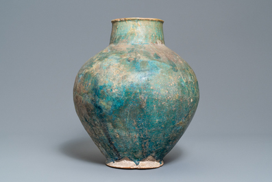 Un grand vase de forme globulaire &agrave; &eacute;mail turquoise, Kashan ou Raqqa, 15/16&egrave;me