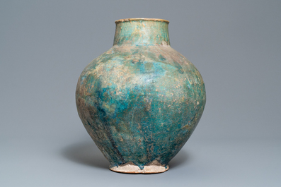 Een grote Perzische turquoise bolle vaas, Kashan of Raqqa, 15/16e eeuw