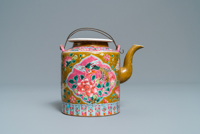 Une grande th&eacute;i&egrave;re en porcelaine de Chine famille rose pour le march&eacute; Straits ou Peranakan, 19&egrave;me