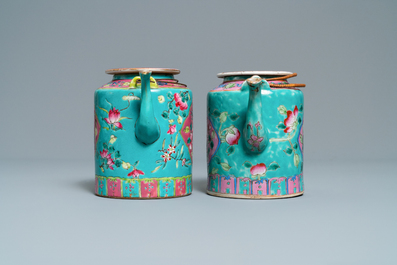 Deux grandes th&eacute;i&egrave;res en porcelaine de Chine famille rose &agrave; fond turquoise pour le march&eacute; Straits ou Peranakan, 19&egrave;me